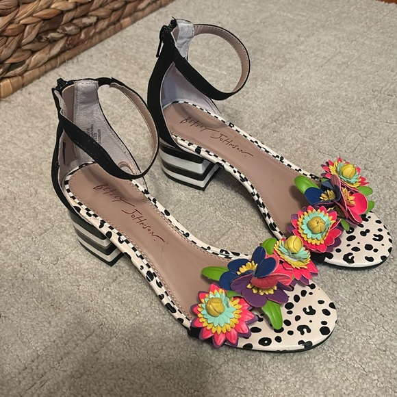 Betsey Johnson Shoes - Betsey Johnson Neon Flower Short Block Heel Sandal 5.5